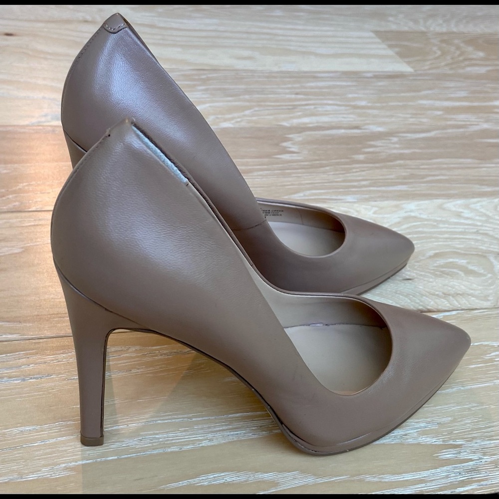 Charles David Nude Pump, size 6.5, like new